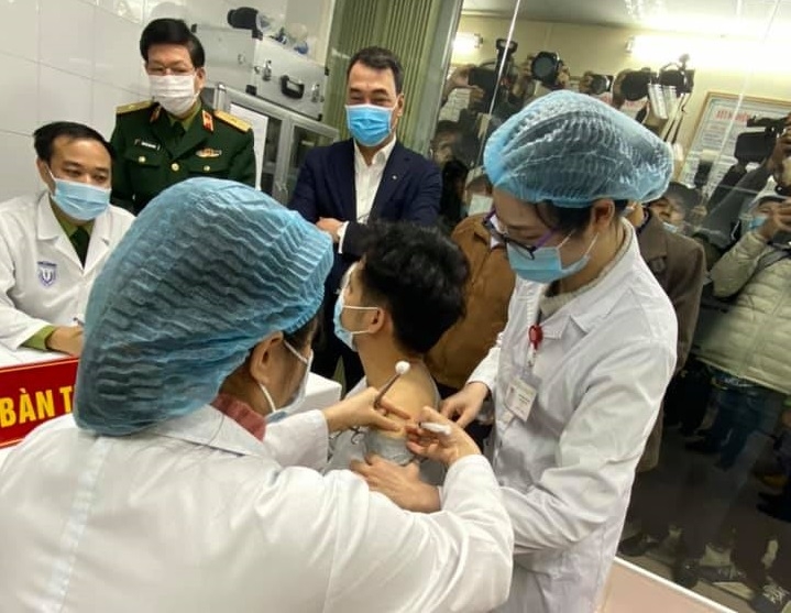 Các tình nguyện viên tham gia tiêm thử nghiệm vắc xin Nanocovax