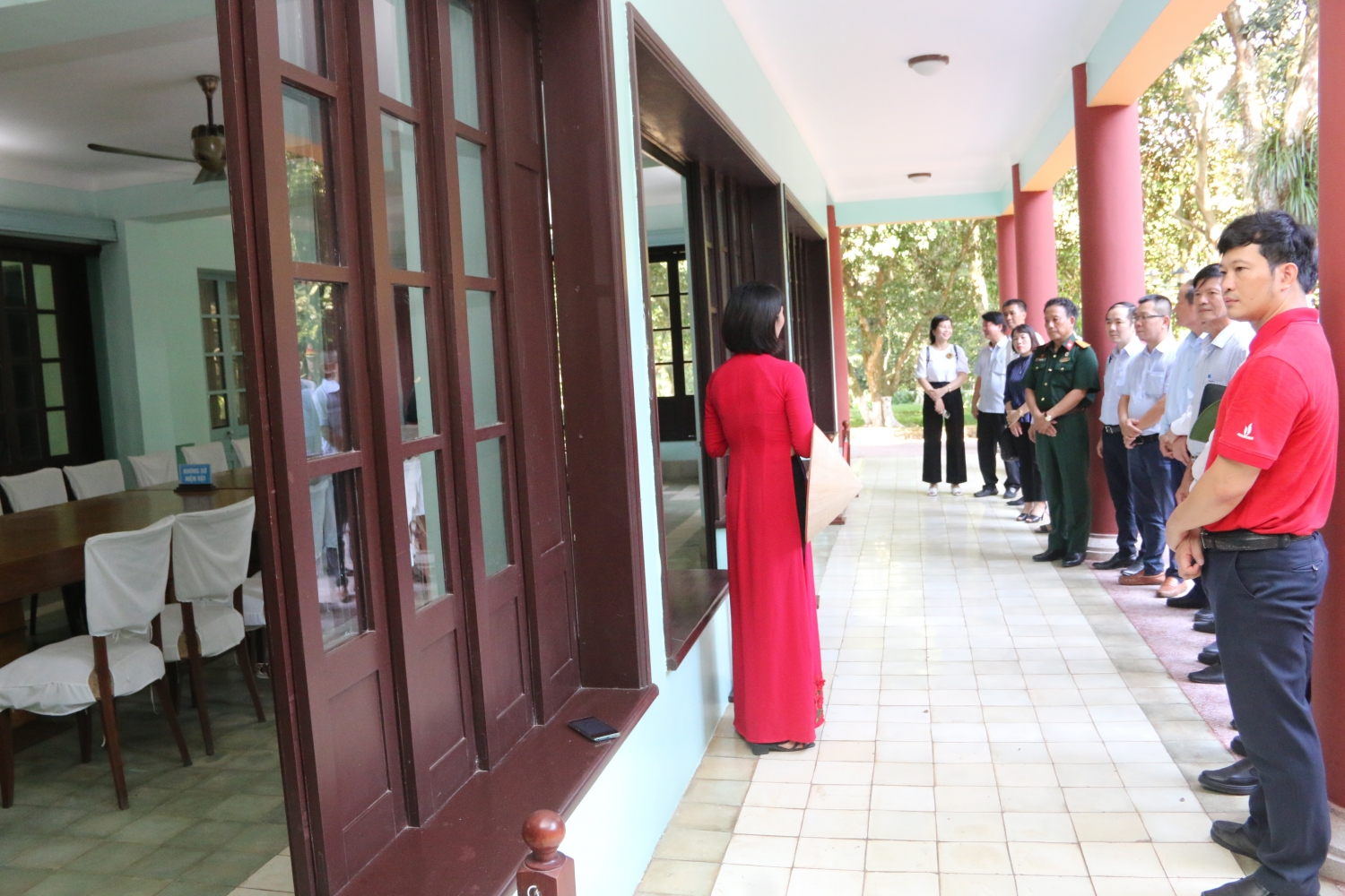 Ngôi nhà được thiết kế phỏng theo kiểu nhà sàn - ngôi nhà quen thuộc của Bác ở Khu Di tích Chủ tịch Hồ Chí Minh tại Phủ Chủ tịch - Hà Nội. Vì vậy, ngôi nhà còn được gọi với cái tên thân mật là “Nhà sàn”. Ngôi nhà được thiết kế phỏng theo kiểu nhà sàn - ngôi nhà quen thuộc của Bác ở Khu Di tích Chủ tịch Hồ Chí Minh tại Phủ Chủ tịch - Hà Nội. Vì vậy, ngôi nhà còn được gọi với cái tên thân mật là “Nhà sàn”.