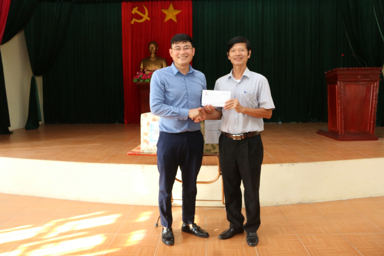 Đoàn công tác Petrovietnam dâng hương tưởng niệm Chủ tịch Hồ Chí Minh tại Khu di tích Đá Chông Đoàn công tác Petrovietnam dâng hương tưởng niệm Chủ tịch Hồ Chí Minh tại Khu di tích Đá Chông