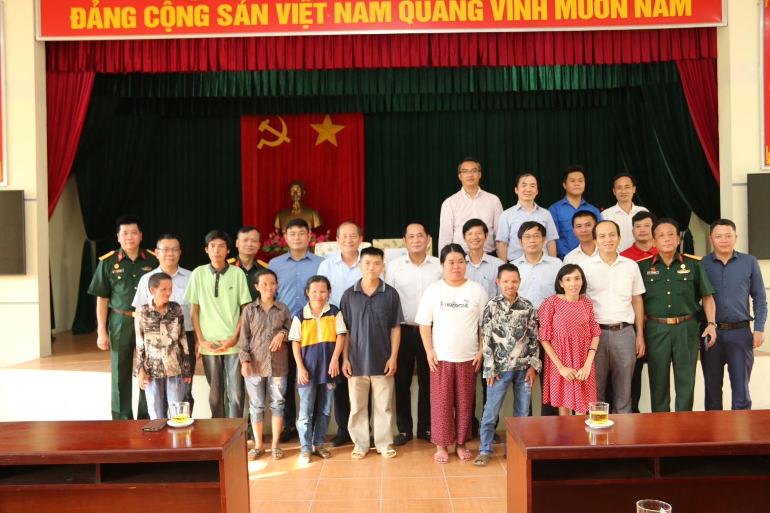 Đoàn công tác Petrovietnam dâng hương tưởng niệm Chủ tịch Hồ Chí Minh tại Khu di tích Đá Chông Đoàn công tác Petrovietnam dâng hương tưởng niệm Chủ tịch Hồ Chí Minh tại Khu di tích Đá Chông