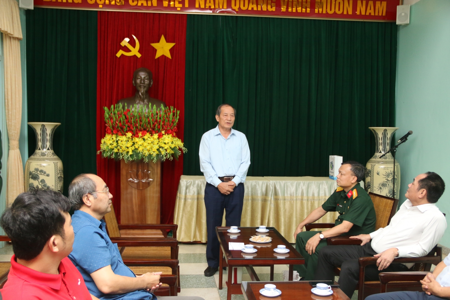 Đoàn công tác Petrovietnam dâng hương tưởng niệm Chủ tịch Hồ Chí Minh tại Khu di tích Đá Chông Đoàn công tác Petrovietnam dâng hương tưởng niệm Chủ tịch Hồ Chí Minh tại Khu di tích Đá Chông