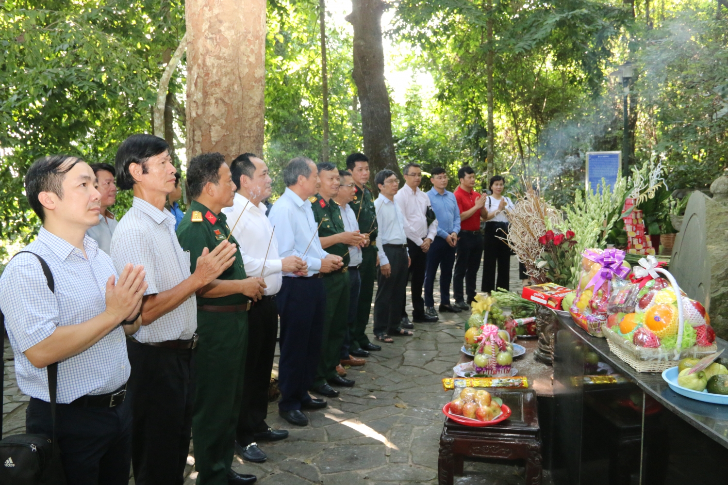 Đoàn công tác Petrovietnam dâng hương tưởng niệm Chủ tịch Hồ Chí Minh tại Khu di tích Đá Chông Đoàn công tác Petrovietnam dâng hương tưởng niệm Chủ tịch Hồ Chí Minh tại Khu di tích Đá Chông