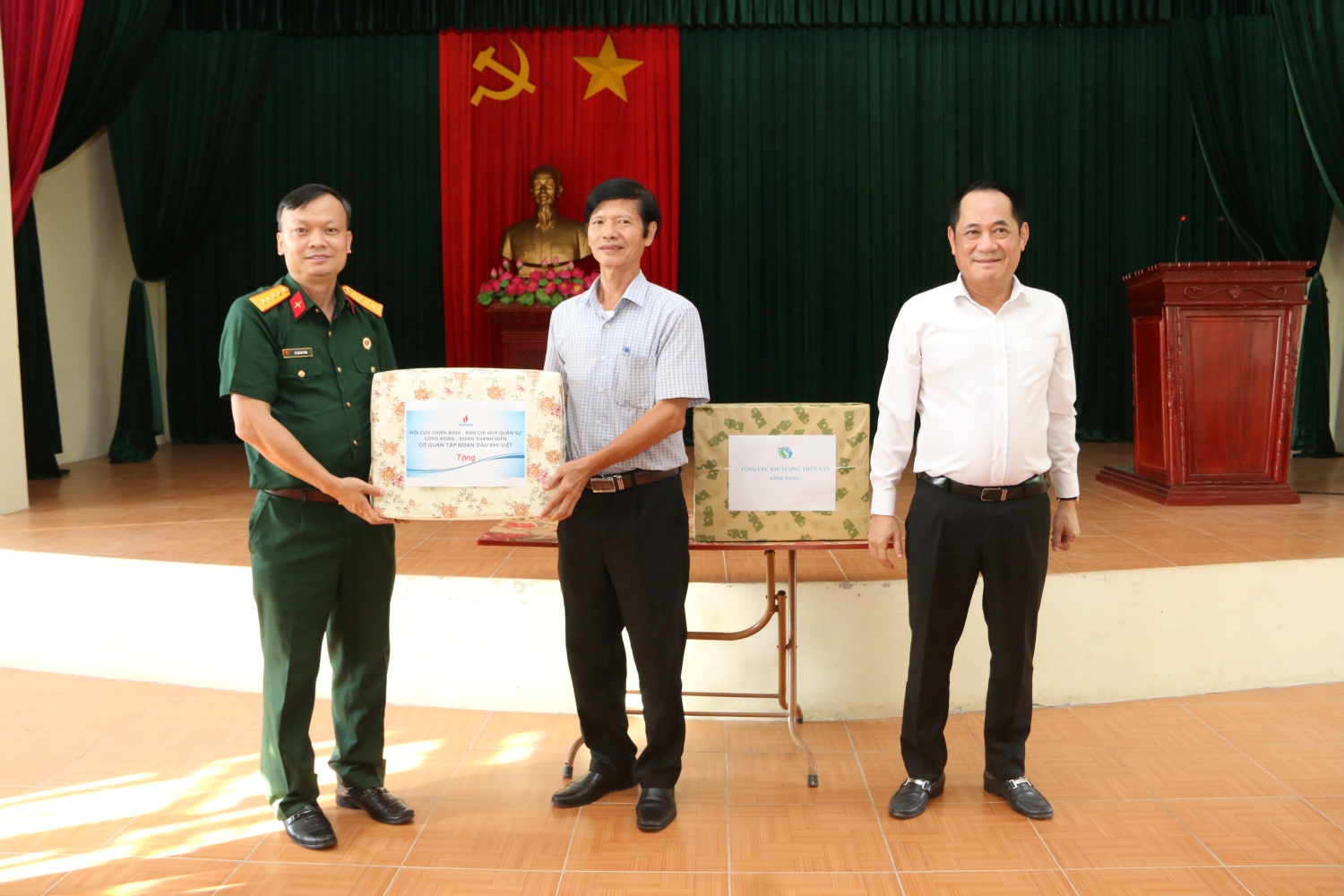 Đoàn công tác Petrovietnam dâng hương tưởng niệm Chủ tịch Hồ Chí Minh tại Khu di tích Đá Chông Đoàn công tác Petrovietnam dâng hương tưởng niệm Chủ tịch Hồ Chí Minh tại Khu di tích Đá Chông