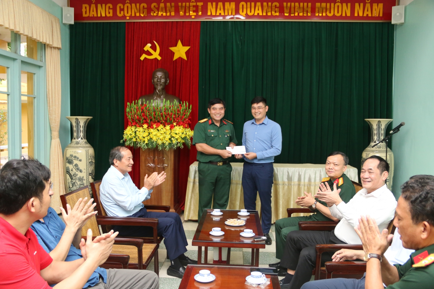 Đoàn công tác Petrovietnam dâng hương tưởng niệm Chủ tịch Hồ Chí Minh tại Khu di tích Đá Chông Đoàn công tác Petrovietnam dâng hương tưởng niệm Chủ tịch Hồ Chí Minh tại Khu di tích Đá Chông
