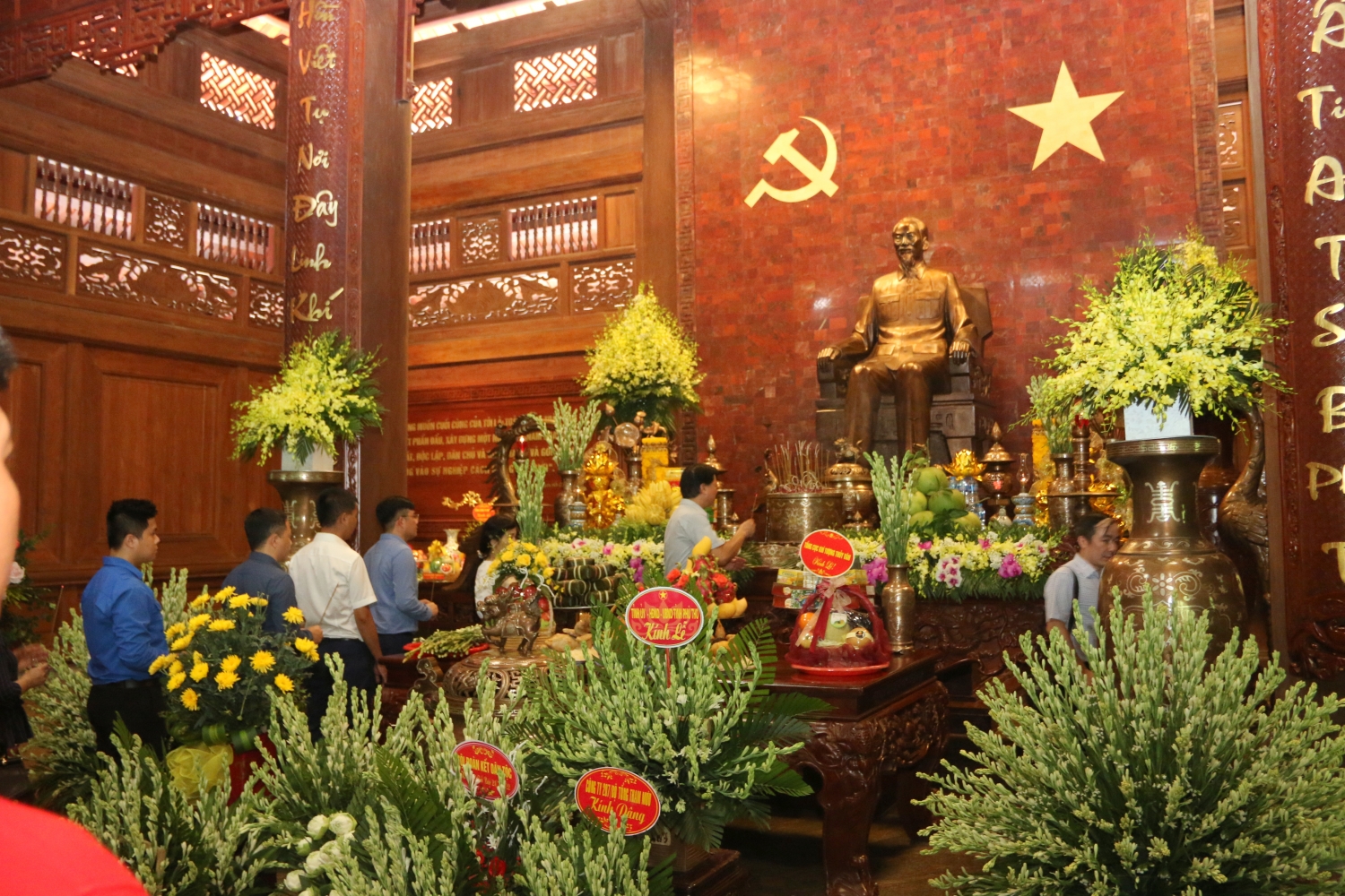 Đoàn công tác Petrovietnam dâng hương tưởng niệm Chủ tịch Hồ Chí Minh tại Khu di tích Đá Chông