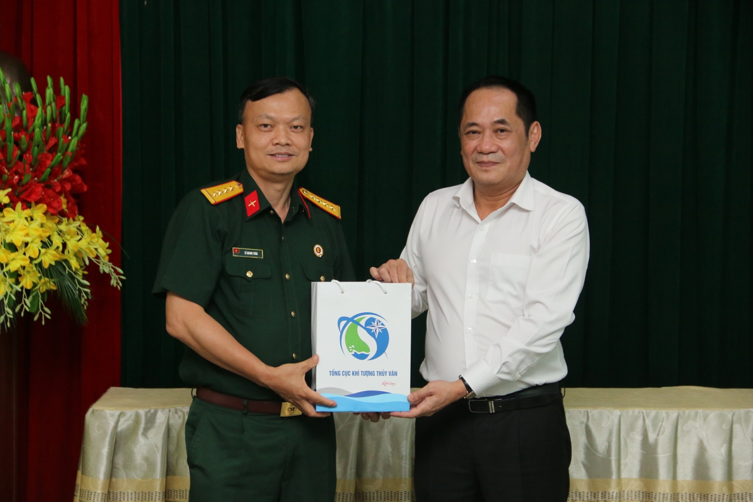 Đoàn công tác Petrovietnam dâng hương tưởng niệm Chủ tịch Hồ Chí Minh tại Khu di tích Đá Chông Đoàn công tác Petrovietnam dâng hương tưởng niệm Chủ tịch Hồ Chí Minh tại Khu di tích Đá Chông