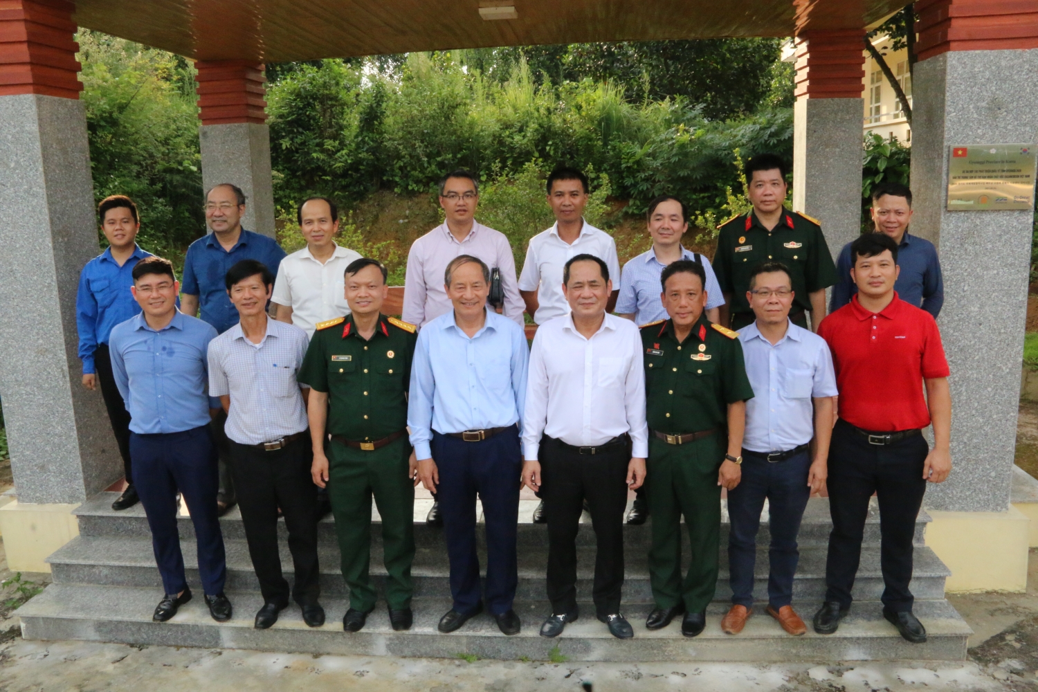 Đoàn công tác Petrovietnam dâng hương tưởng niệm Chủ tịch Hồ Chí Minh tại Khu di tích Đá Chông Đoàn công tác Petrovietnam dâng hương tưởng niệm Chủ tịch Hồ Chí Minh tại Khu di tích Đá Chông