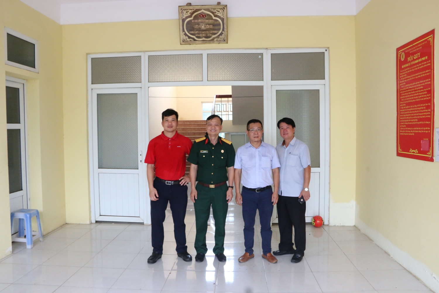 Cán bộ, nhân viên Tập đoàn trước công trình nhà ở số 1 do Tập đoàn Dầu khí xây tặng năm 2015 Cán bộ, nhân viên Tập đoàn trước công trình nhà ở số 1 do Tập đoàn Dầu khí xây tặng năm 2015
