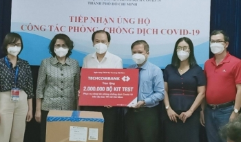 Techcombank trao tặng 2 triệu bộ kit test Covid-19 cho TP HCM