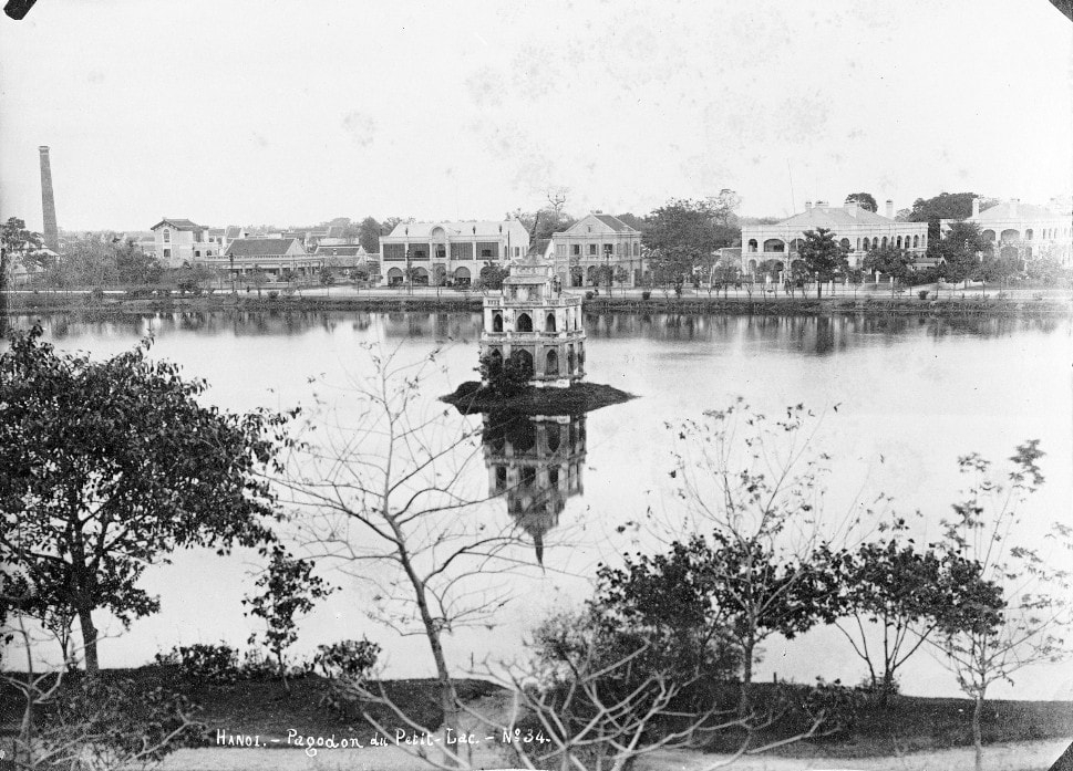 Cột ống khói Nhà Đèn (góc trái) cùng Tháp rùa năm 1895