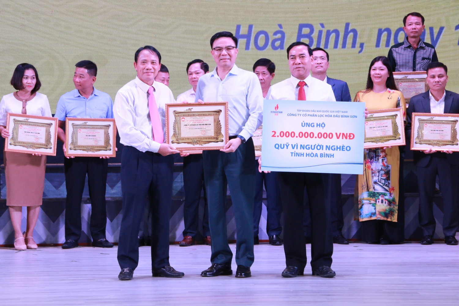 Petrovietnam ủng hộ 2 tỷ đồng cho Quỹ “Vì người nghèo” tỉnh Hòa Bình năm 2022
