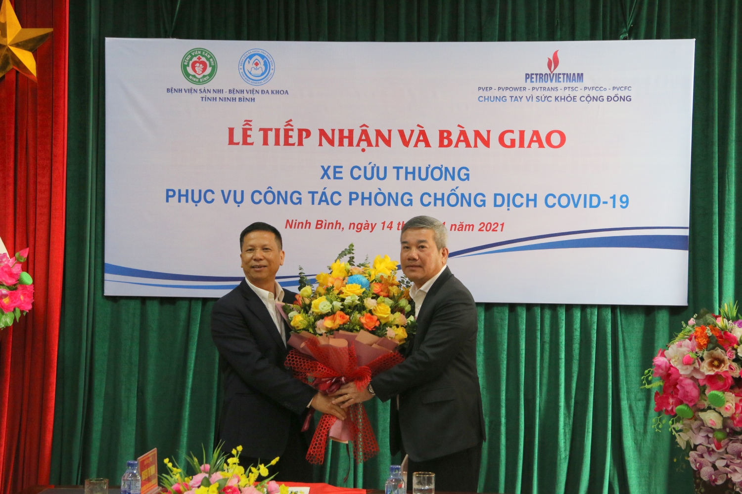 Petrovietnam trao tặng xe cứu thương cho 2 bệnh viện tỉnh Ninh Bình