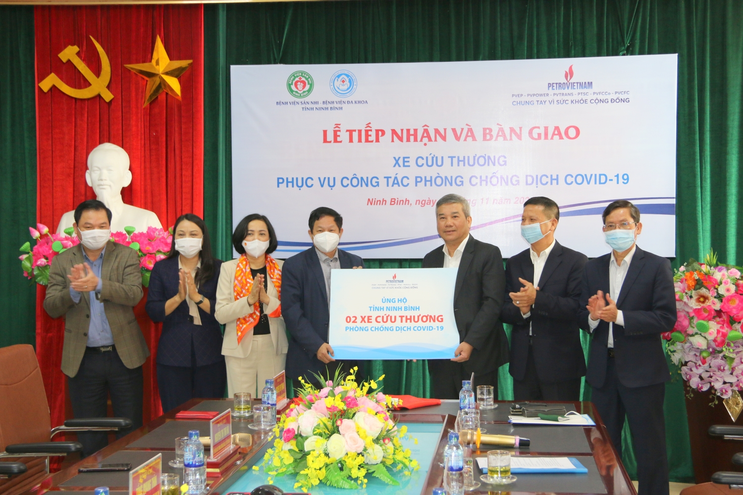 Petrovietnam trao tặng xe cứu thương cho 2 bệnh viện tỉnh Ninh Bình