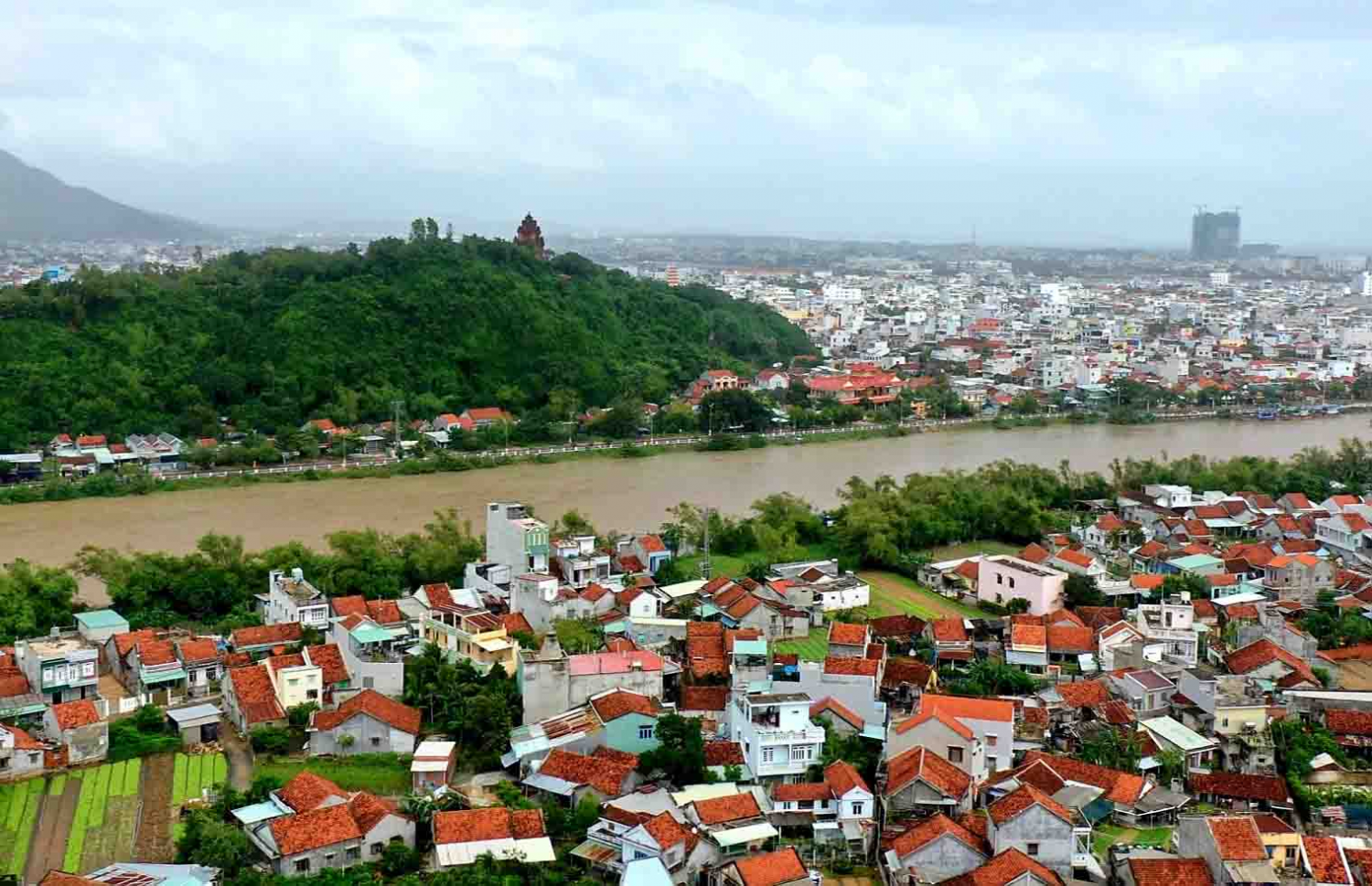 Phường Hàng Bạc (Hà Nội): Khách sạn cao tầng “phá vỡ” quy hoạch phố cổ