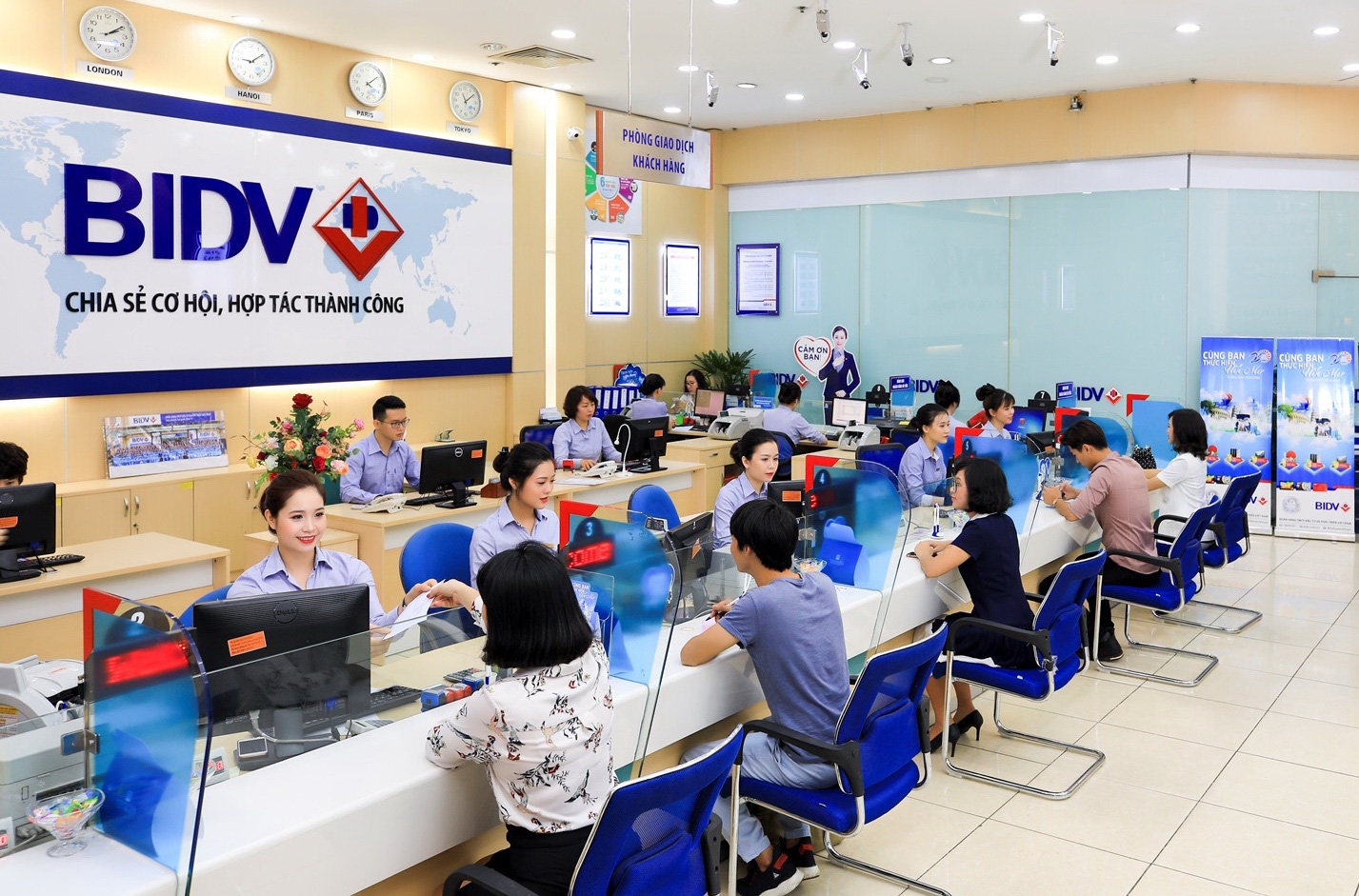 Sau khi ngân hàng nâng lãi suất, tiền gửi của người dân tăng hơn 103.000 tỷ trong một tháng Sau khi ngân hàng nâng lãi suất, tiền gửi của người dân tăng hơn 103.000 tỷ trong một tháng