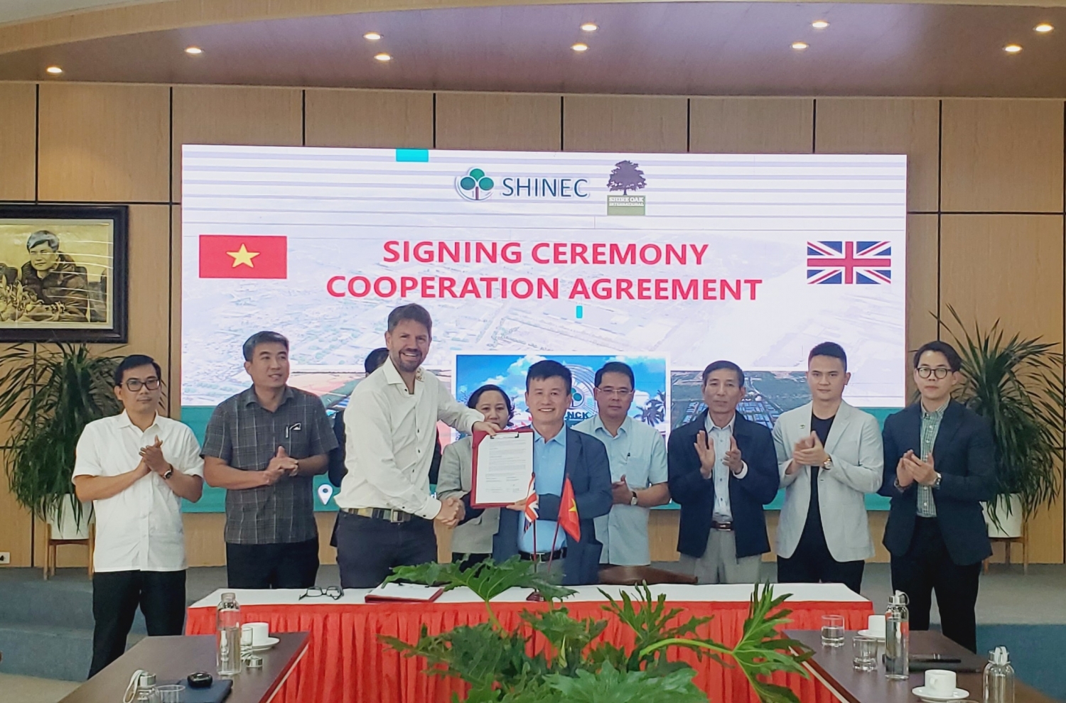 Shinec và Shire Oak International hợp tác phát triển dự án điện mặt trời áp mái thí điểm tại KCN Nam Cầu Kiền