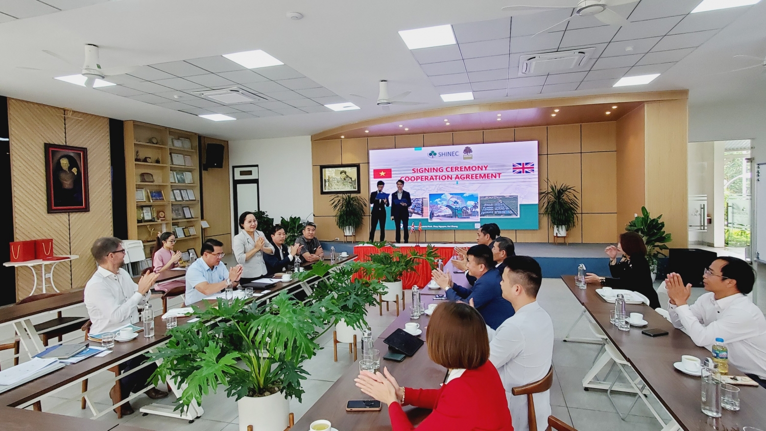 Shinec và Shire Oak International hợp tác phát triển dự án điện mặt trời áp mái thí điểm tại KCN Nam Cầu Kiền
