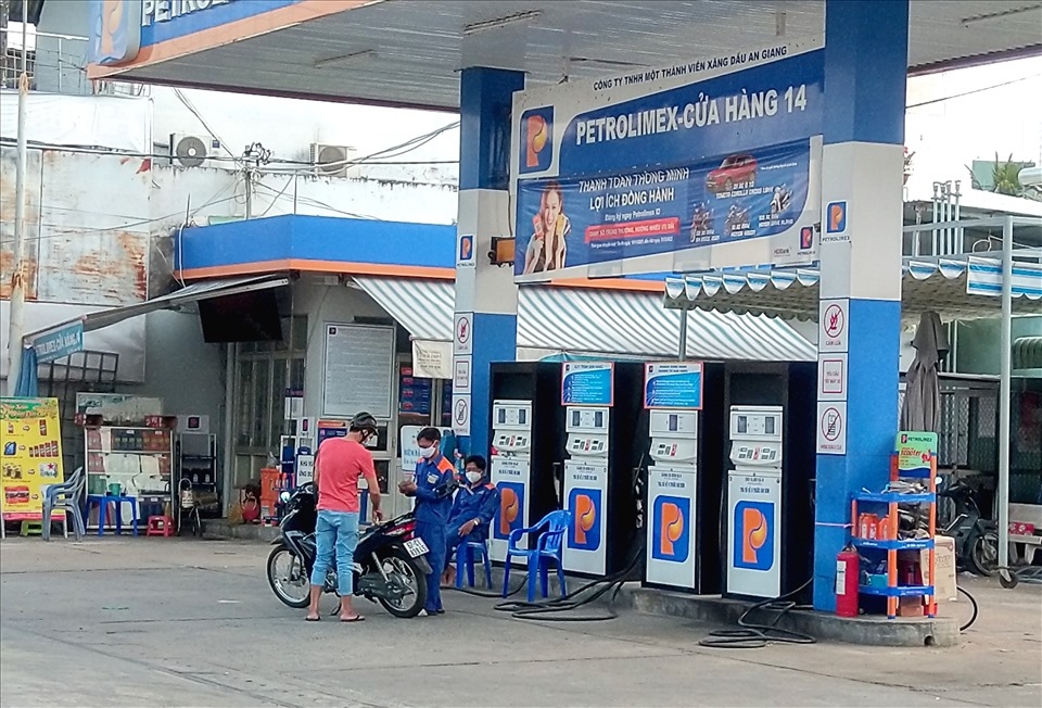 Yêu cầu tiếp tục điều chỉnh thuế tiêu thụ đặc biệt, thuế giá trị gia tăng đối với xăng dầu