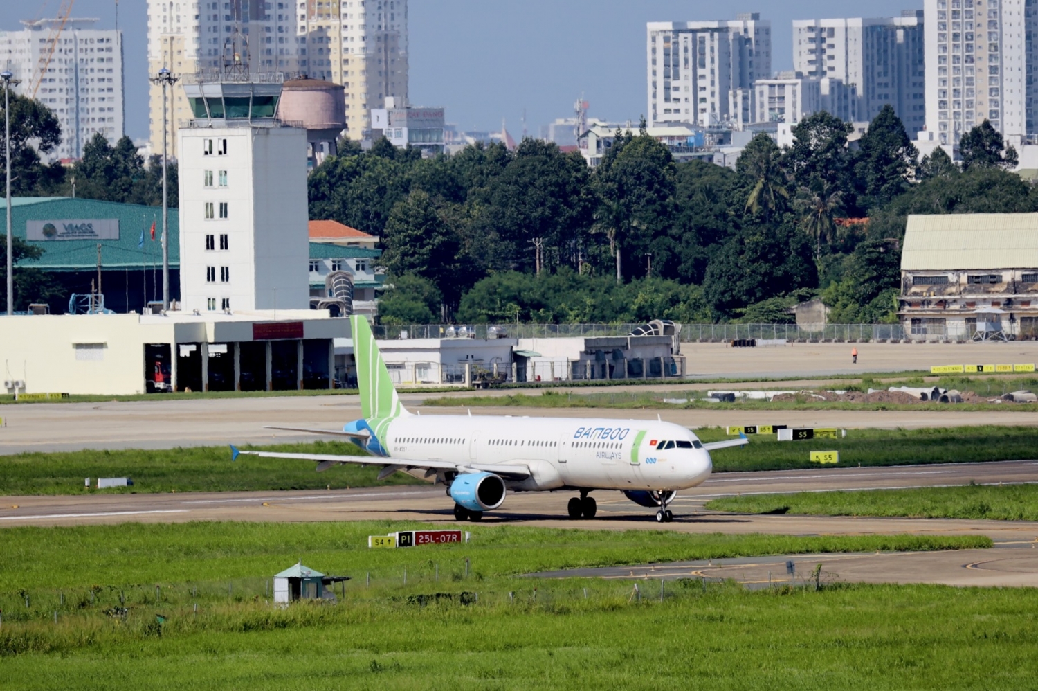 Bamboo Airways bay chuyên cơ khứ hồi đưa gần 200 y bác sĩ từ miền Trung vào TP HCM chống dịch
