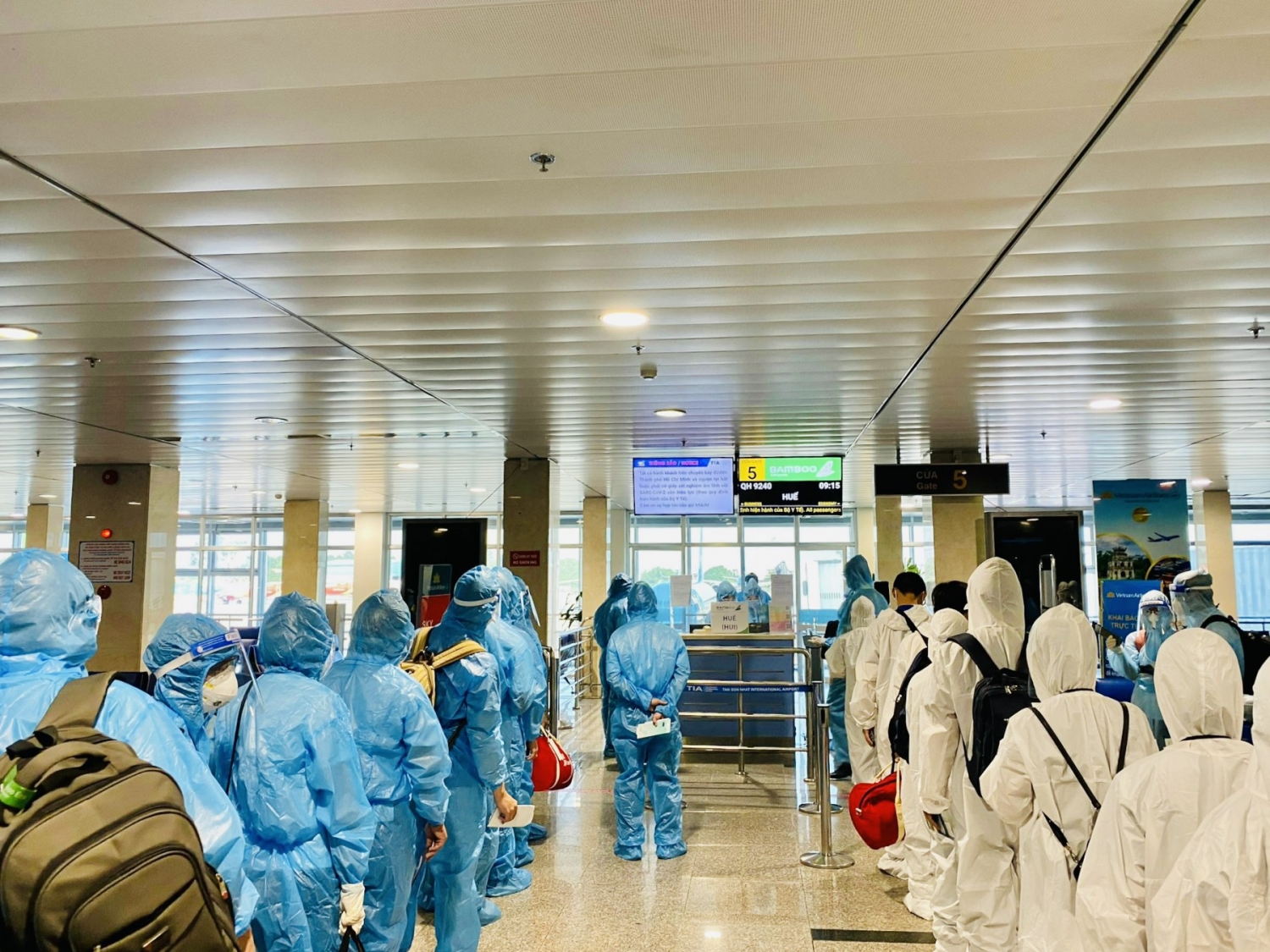 Bamboo Airways bay chuyên cơ khứ hồi đưa gần 200 y bác sĩ từ miền Trung vào TP HCM chống dịch