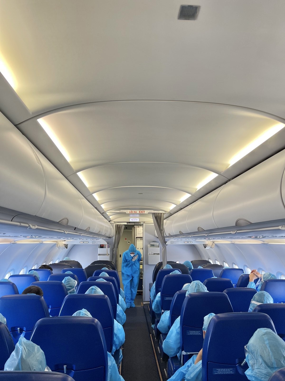 Bamboo Airways bay chuyên cơ khứ hồi đưa gần 200 y bác sĩ từ miền Trung vào TP HCM chống dịch
