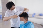 Cán bộ y tế Bệnh viện K “xuống tóc” cho đồng nghiệp trước ngày lên đường chi viện miền Nam