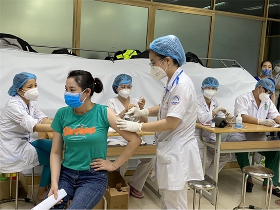Sử dụng thuốc chống đông, bệnh nhân tim mạch có thể tiêm vắc xin Covid-19 không?