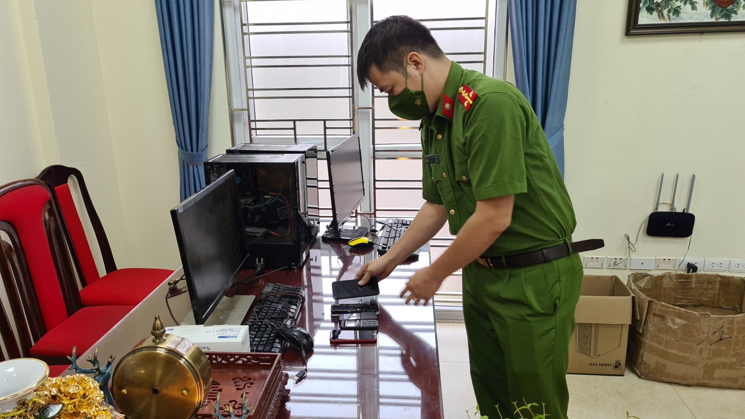 Hà Nội: Công an quận Bắc Từ Liêm khởi tố hình sự nhóm đối tượng lừa đảo chiếm đoạt tài sản qua mạng xã hội