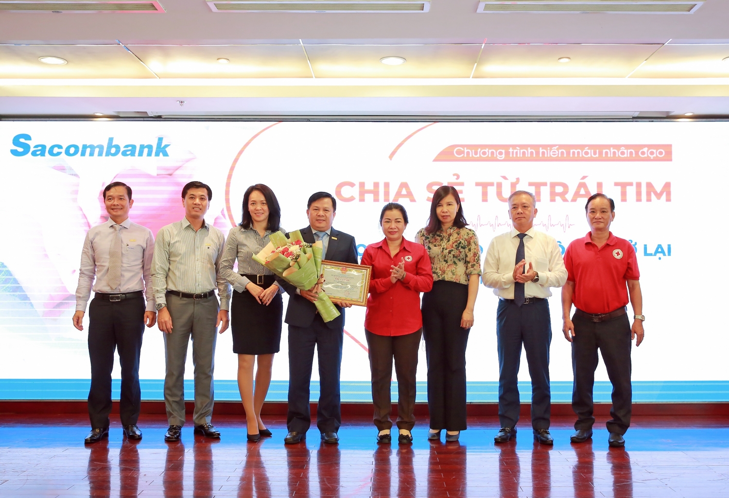 Tin ngân hàng nổi bật trong tuần qua: Người dân gửi thêm hơn 300 nghìn tỷ đồng vào ngân hàng