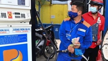 Yêu cầu Bộ Tài chính nghiên cứu tiếp tục giảm thuế đối với xăng dầu