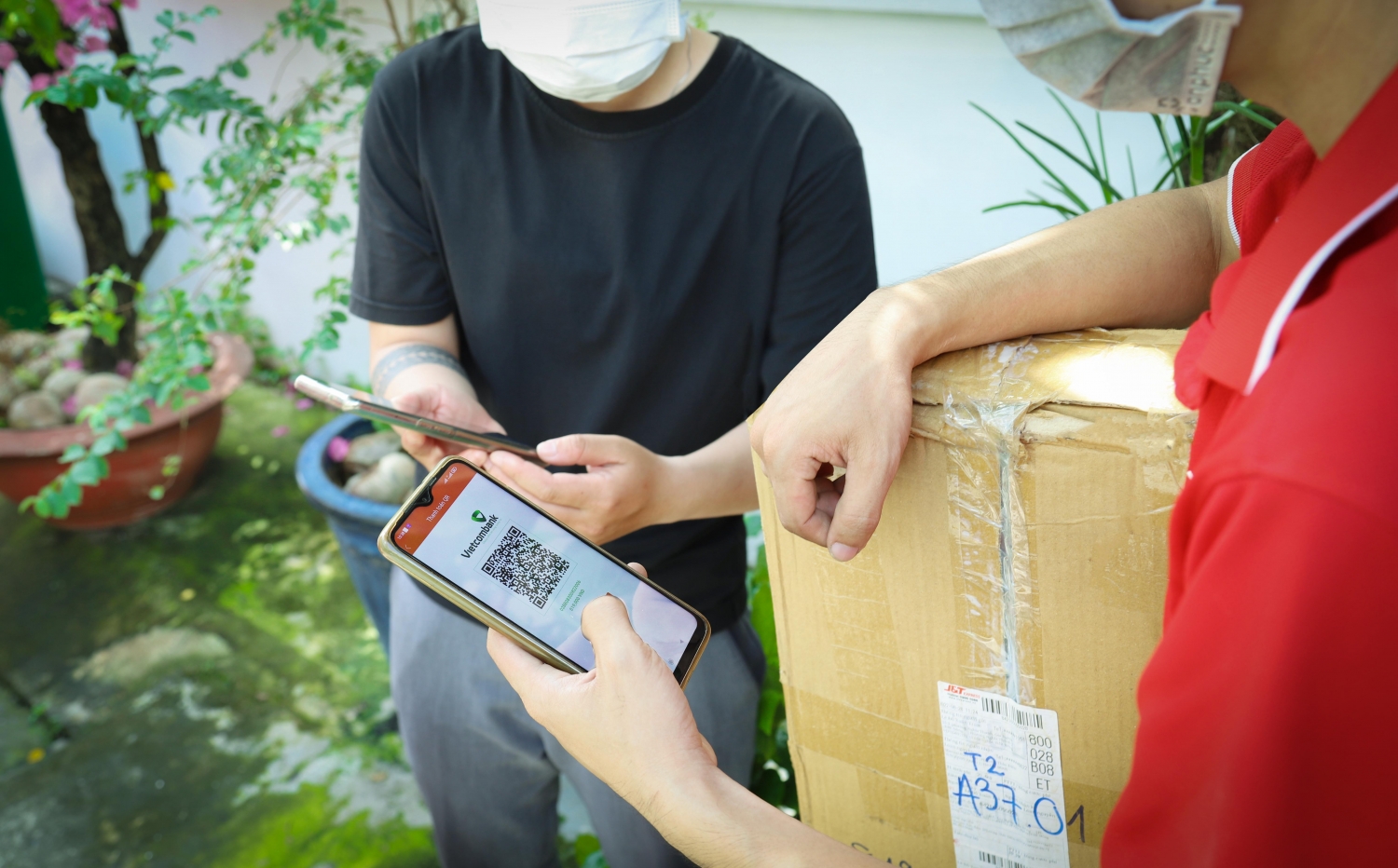 Vietcombank và J&T Express tiên phong ứng dụng QR động trong thanh toán đơn hàng