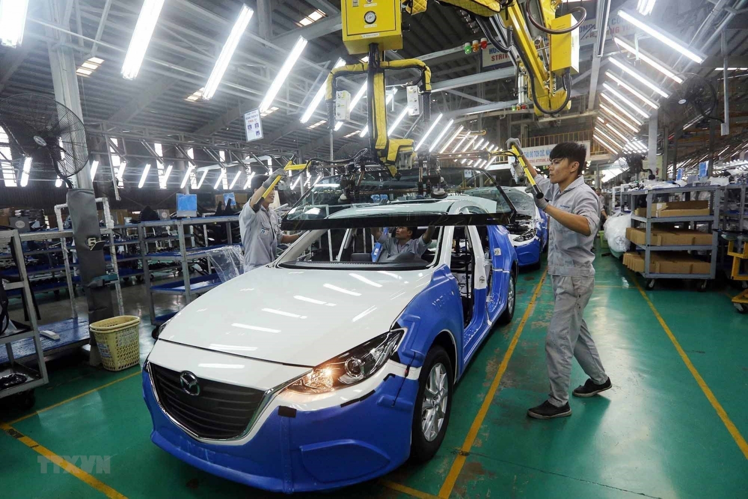 Đề xuất tiếp tục giảm 50% mức thu lệ phí trước bạ đối với ôtô sản xuất trong nước