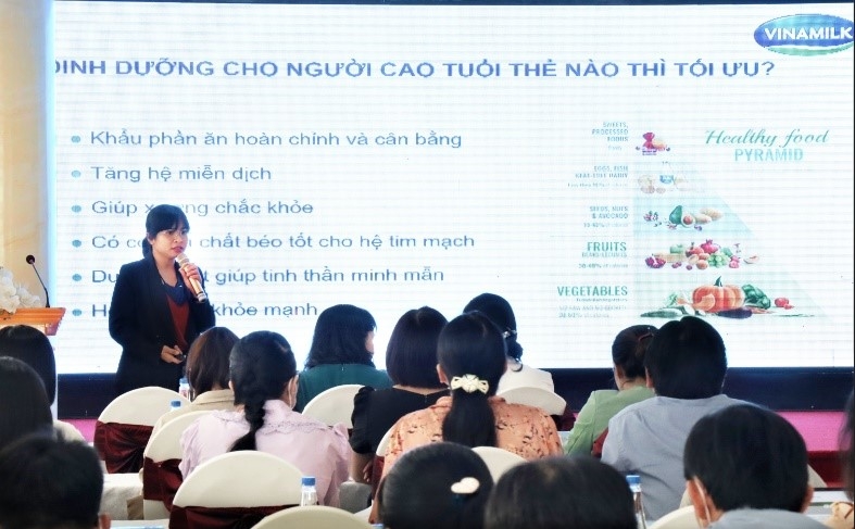 Vinamilk và Câu lạc bộ Điều dưỡng trưởng Việt Nam tập huấn chăm sóc sức khỏe trẻ em và người cao tuổi