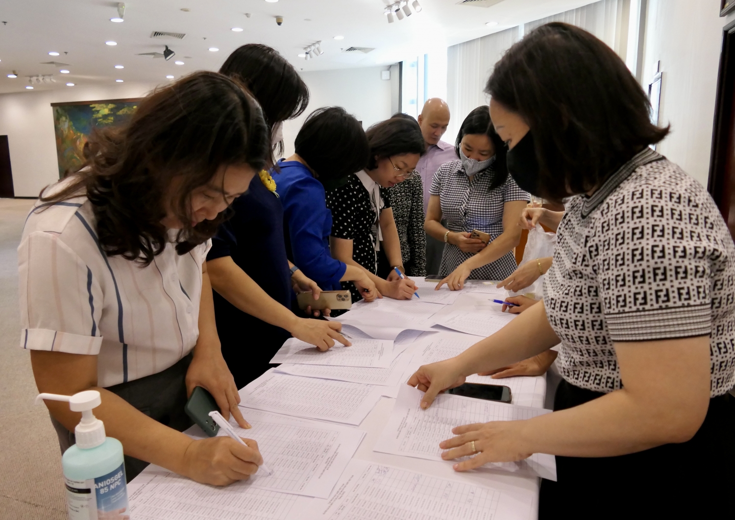 Cán bộ, công nhân viên Tập đoàn ký xác nhận danh sách tham gia tiêm phòng. Cán bộ, công nhân viên Tập đoàn ký xác nhận danh sách tham gia tiêm phòng.