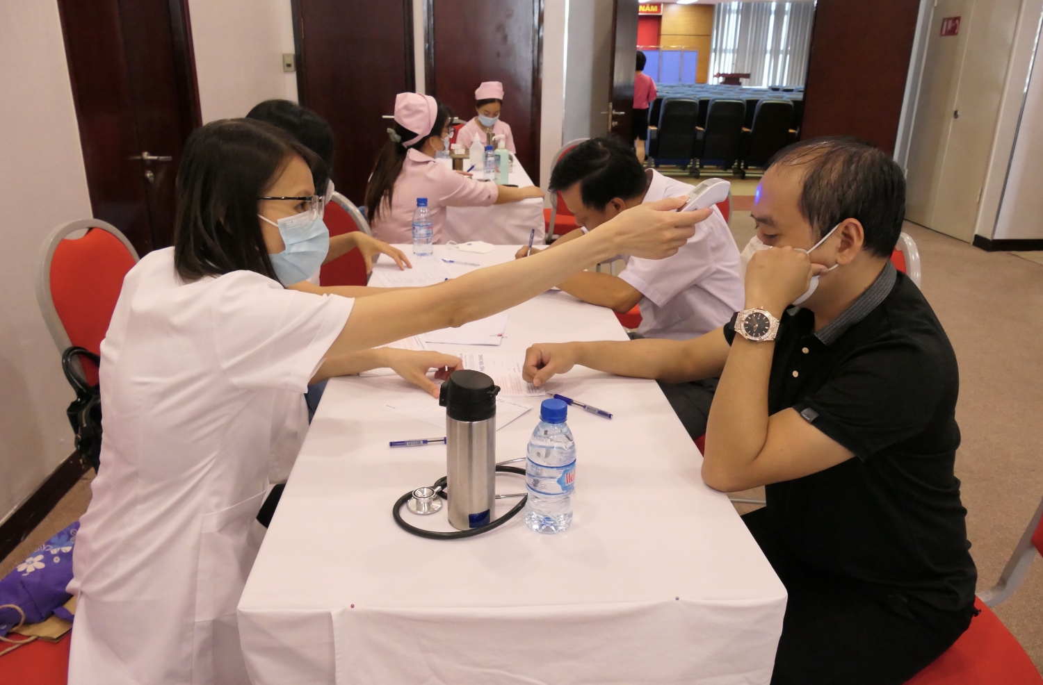 Tiến hành đo thân nhiệt sau khi điền thông tin phiếu tiêm chủng. Tiến hành đo thân nhiệt sau khi điền thông tin phiếu tiêm chủng.