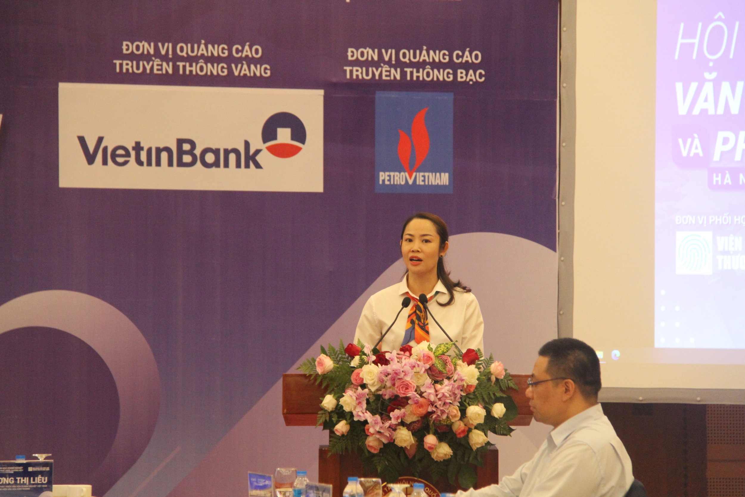 Cốt cách và bản sắc riêng biệt đã tạo nên truyền thống văn hóa của những người đi tìm lửa