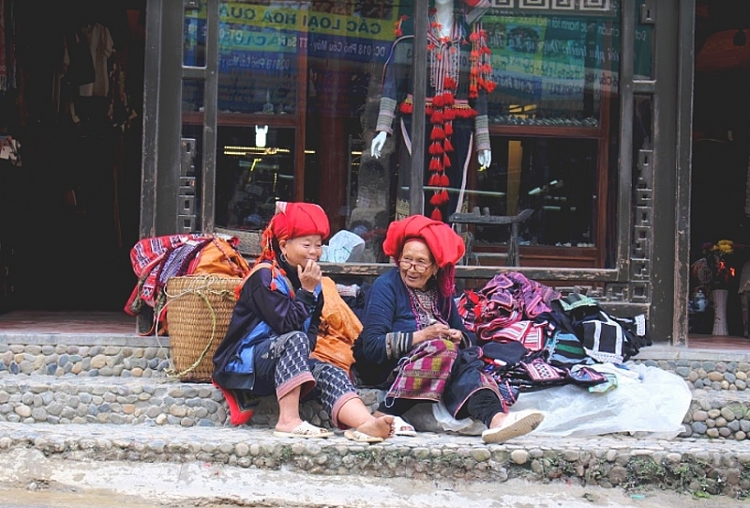 ru nhau len thanh pho sapa tron nong