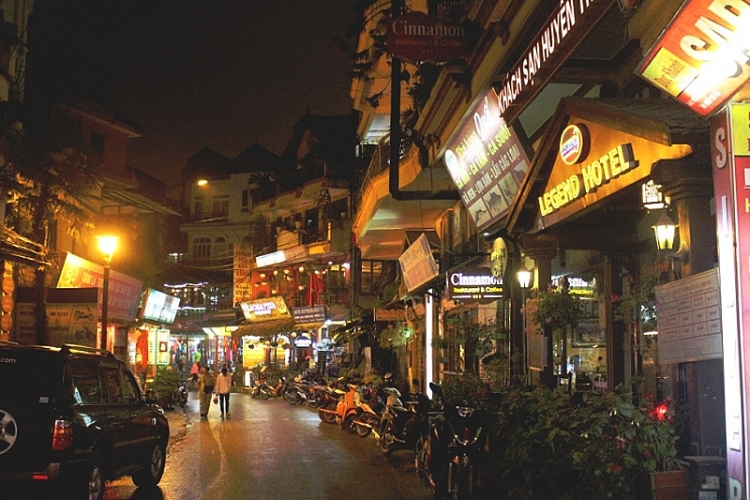 ru nhau len thanh pho sapa tron nong