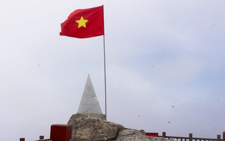 ru nhau len thanh pho sapa tron nong