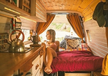 Những cô gái đi du lịch luôn cầm thêm dao