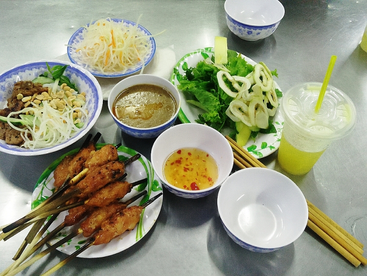 thuong thuc am thuc hue trong 48 gio