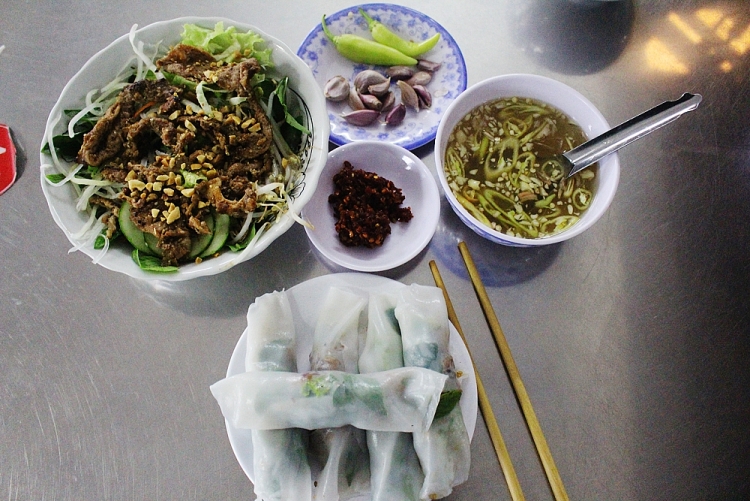thuong thuc am thuc hue trong 48 gio