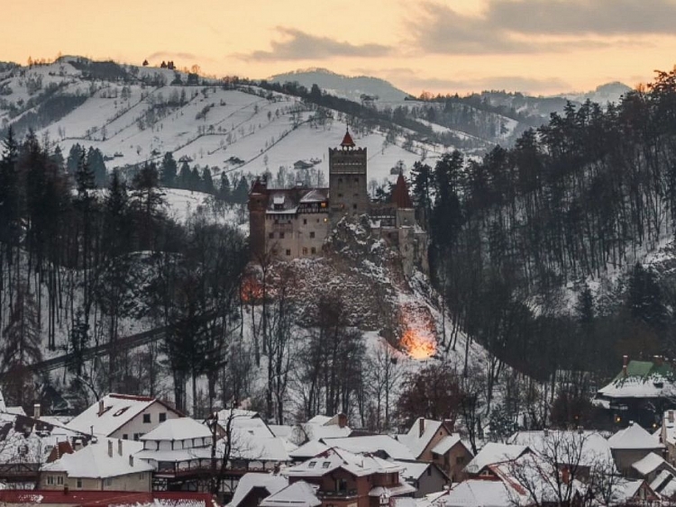 chuyen vieng tham lau dai co that cua ba tuoc dracula