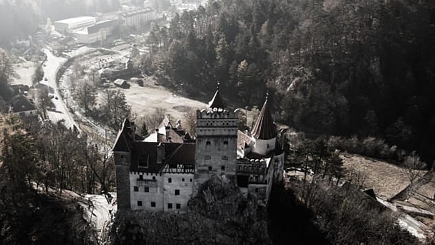 chuyen vieng tham lau dai co that cua ba tuoc dracula