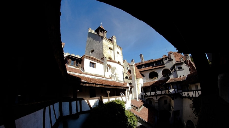 chuyen vieng tham lau dai co that cua ba tuoc dracula