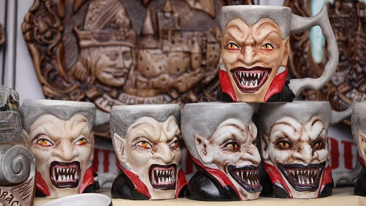 chuyen vieng tham lau dai co that cua ba tuoc dracula