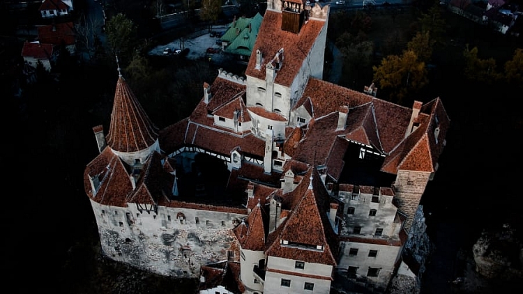 chuyen vieng tham lau dai co that cua ba tuoc dracula