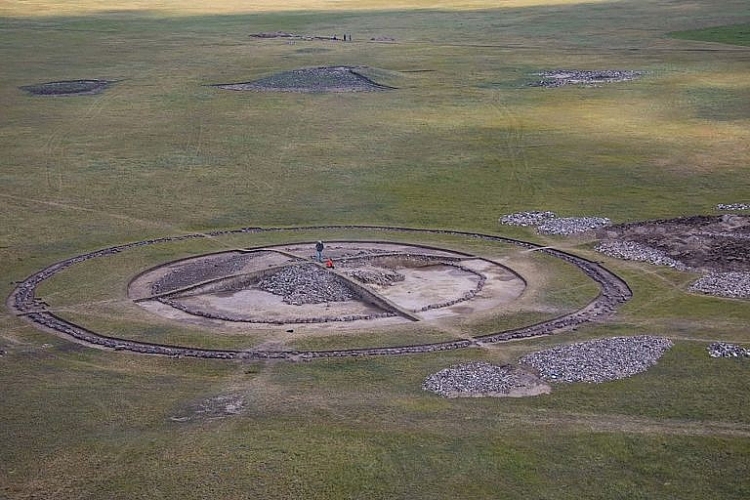 tim thay ngoi mo co 2800 nam chua day vang