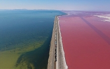 Kỳ lạ: Hồ muối có hai màu xanh - đỏ, được ngăn đôi bởi đường tàu hỏa