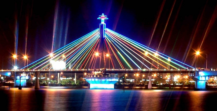 kham pha cay cau noi tieng nhat tai da nang